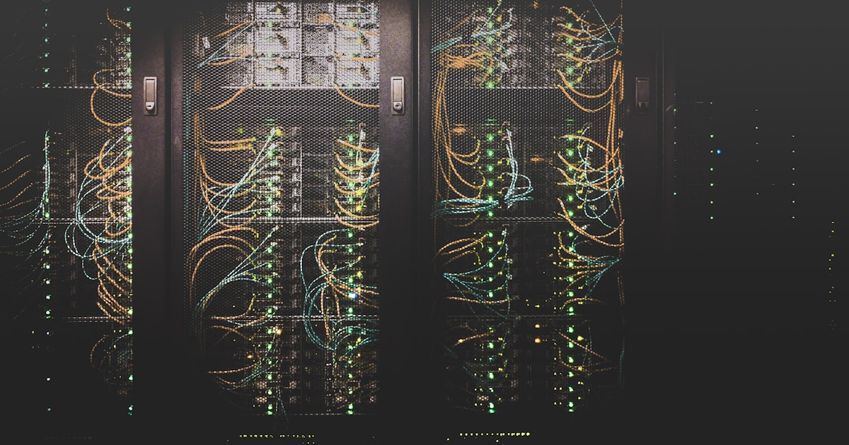 Câbles réseau bleus dans une baie de serveurs illustrant l'infrastructure technique de l'IPTV