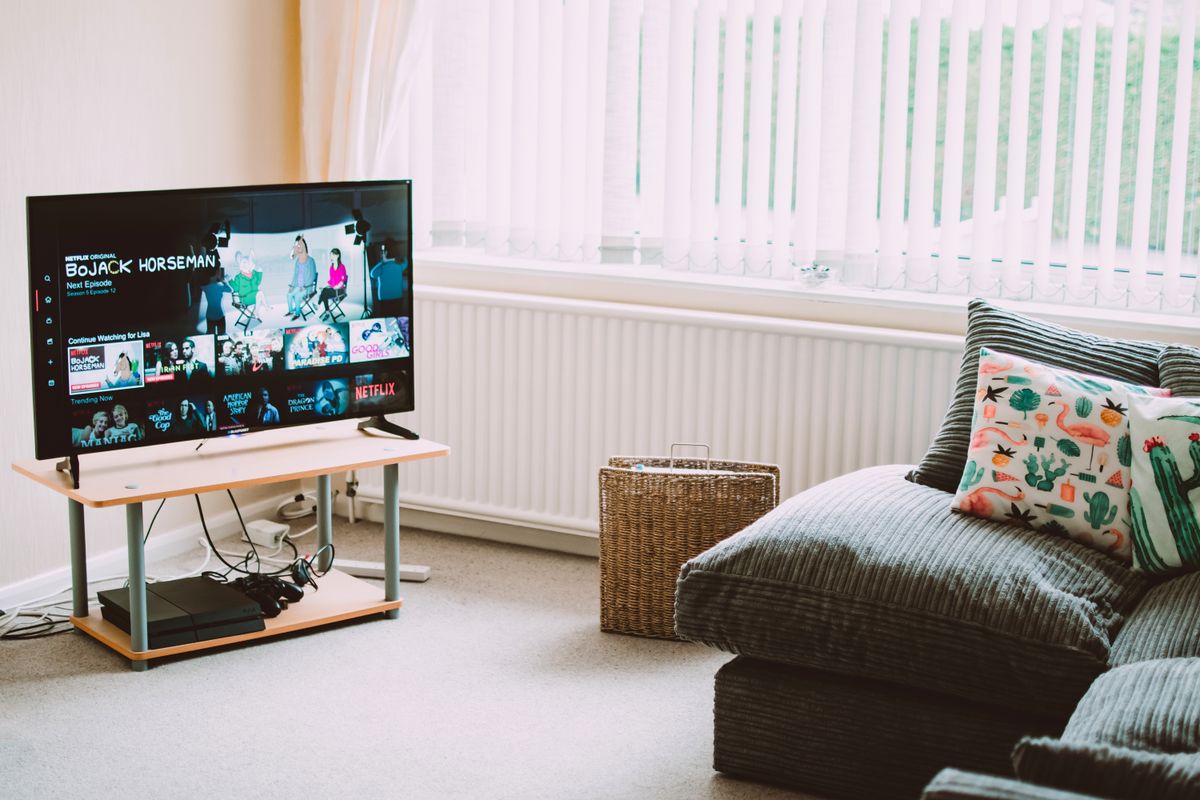 Salon confortable avec canapé moderne face à un téléviseur diffusant un service de streaming légal