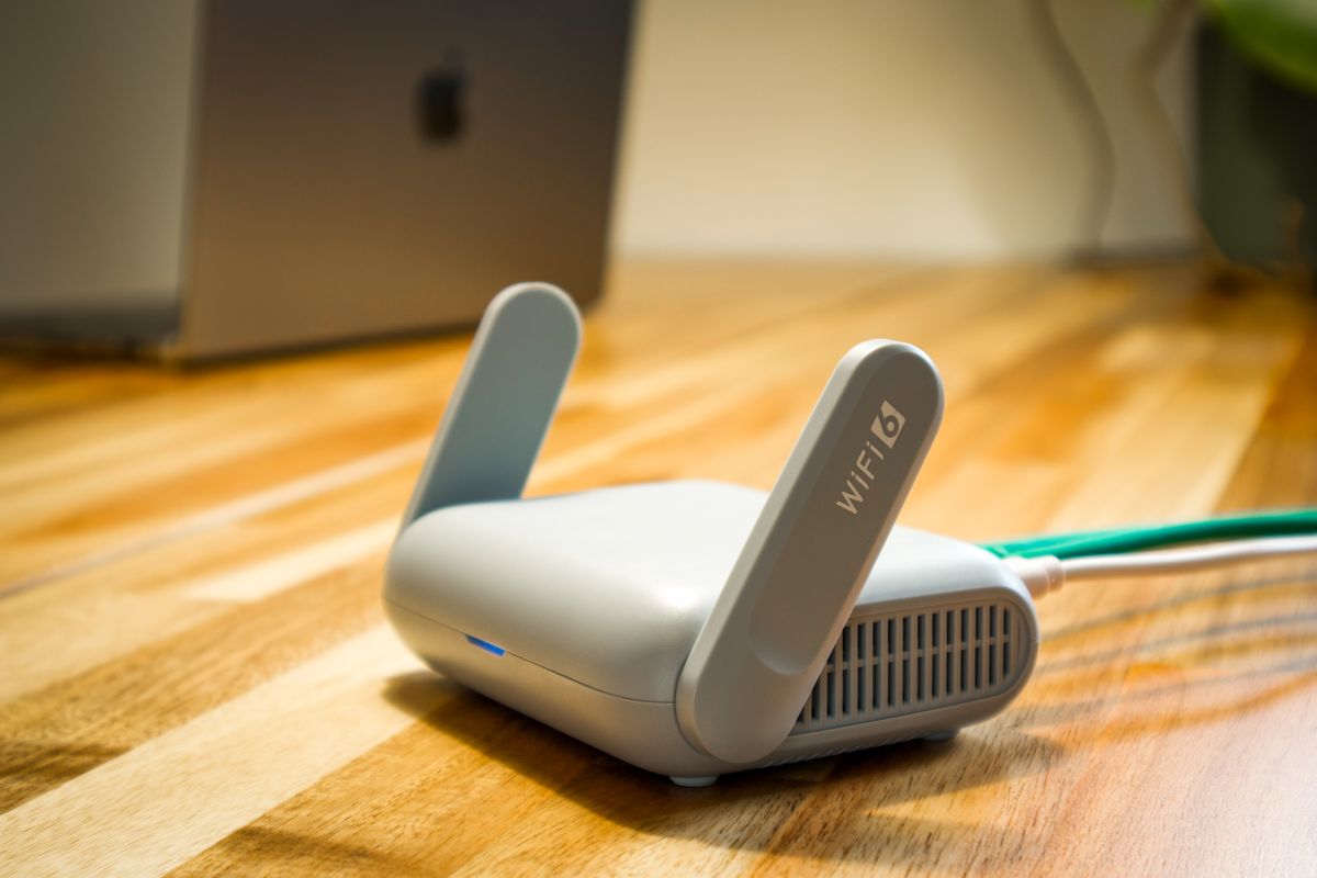 Routeur Wi-Fi moderne posé sur un bureau, essentiel pour comprendre les risques réseau liés à un boîtier IPTV illégal