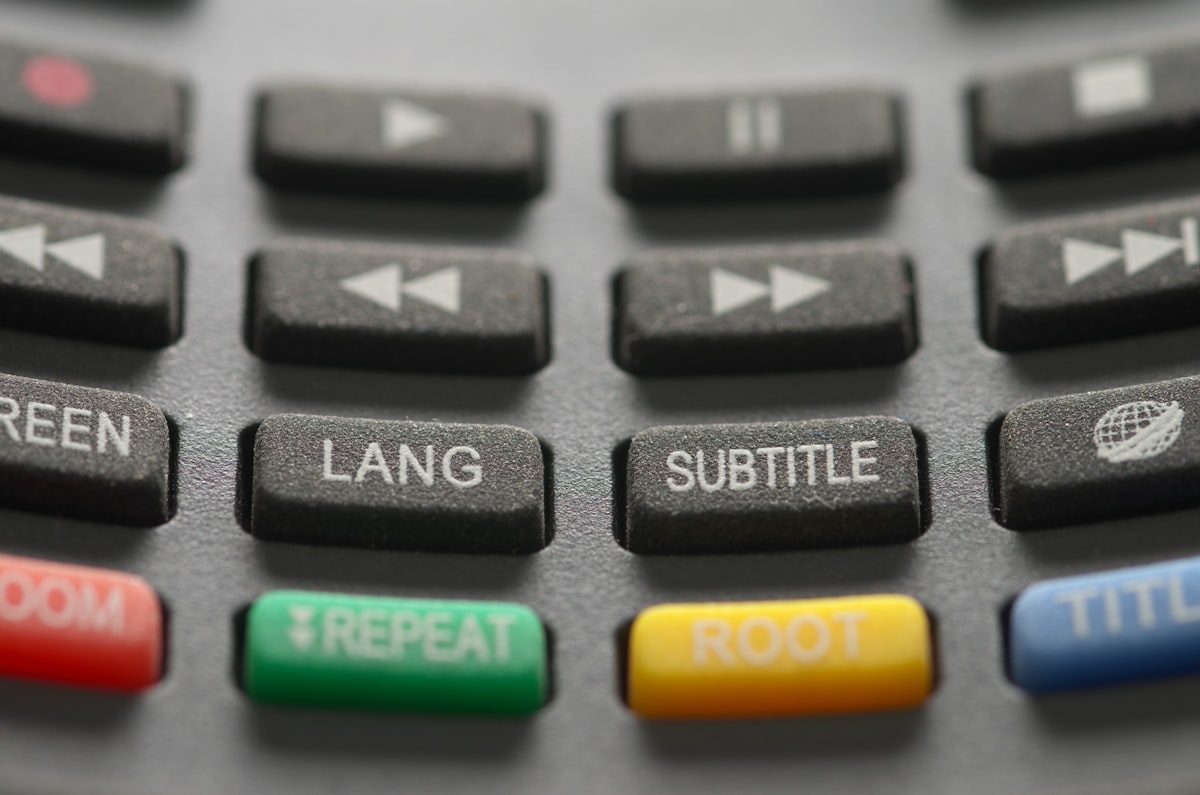 Télécommande de télévision posée sur une surface neutre, symbole de l'activation d'un service IPTV en France